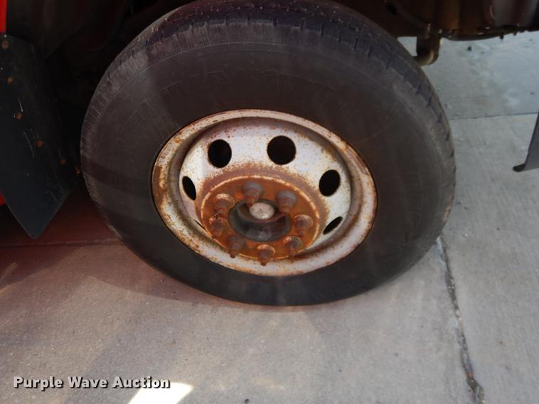 image for item DB6199 2006 Ford E450 shuttle bus