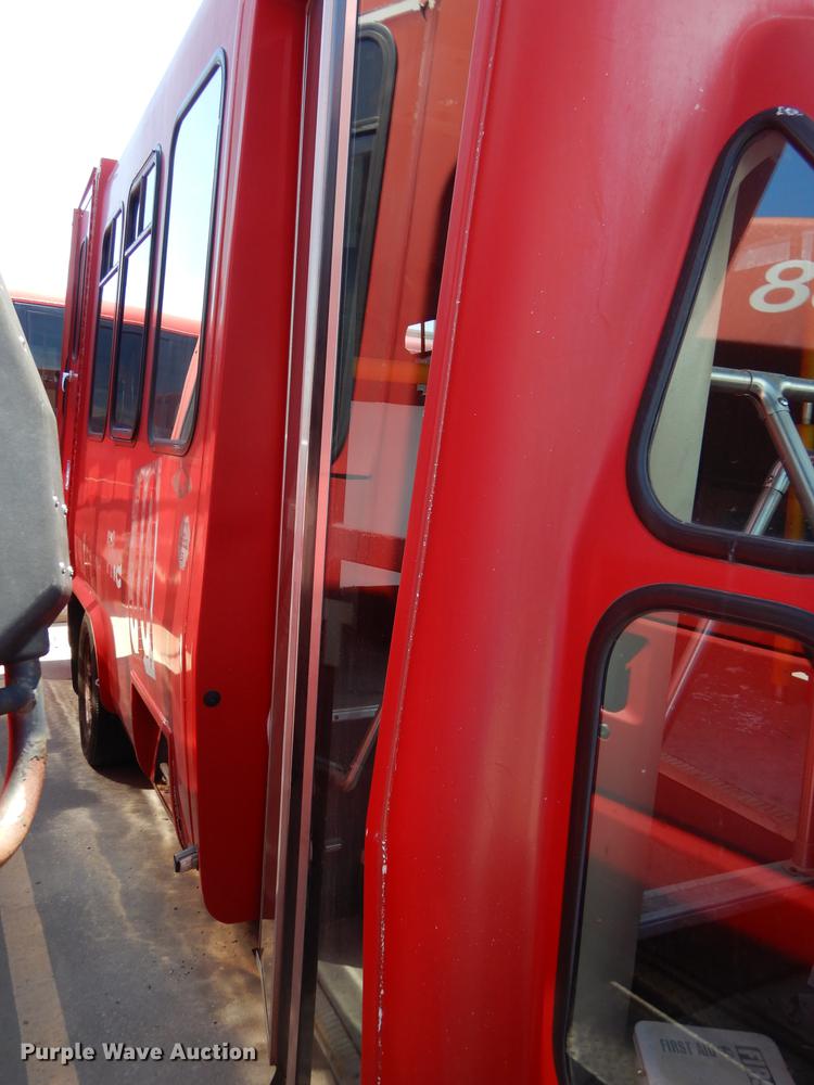 image for item DB6199 2006 Ford E450 shuttle bus