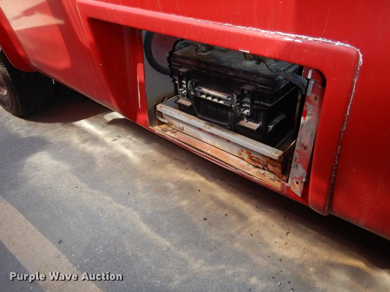 image for item DB6199 2006 Ford E450 shuttle bus