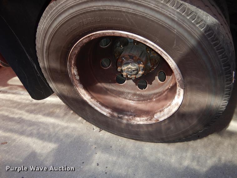 image for item DB6199 2006 Ford E450 shuttle bus