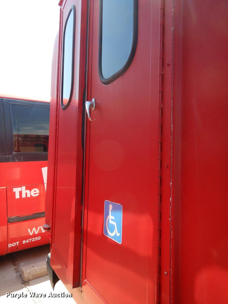 image for item DB6199 2006 Ford E450 shuttle bus