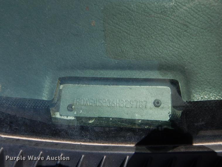 image for item DB6199 2006 Ford E450 shuttle bus