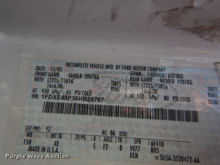 image for item DB6199 2006 Ford E450 shuttle bus