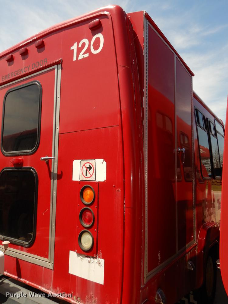 image for item DB6200 2005 Ford E450 shuttle bus