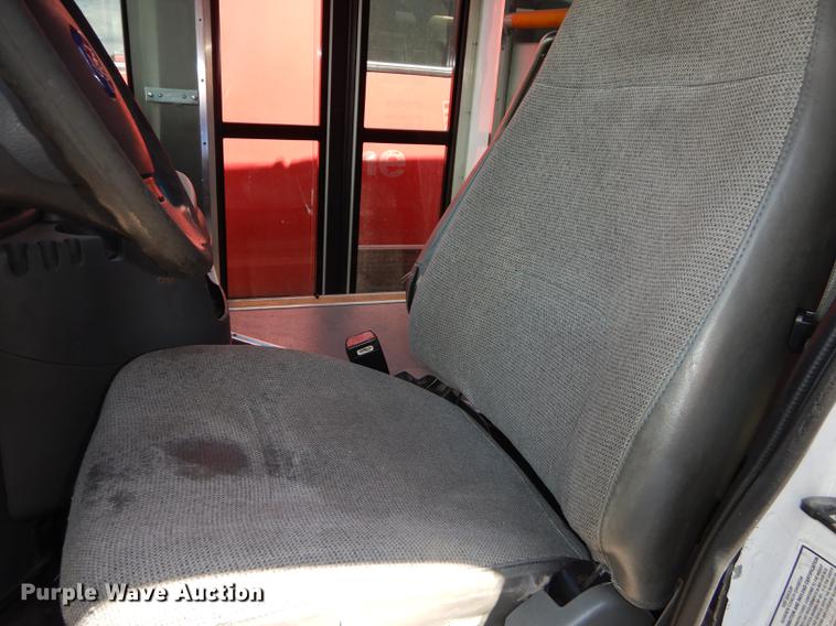 image for item DB6200 2005 Ford E450 shuttle bus