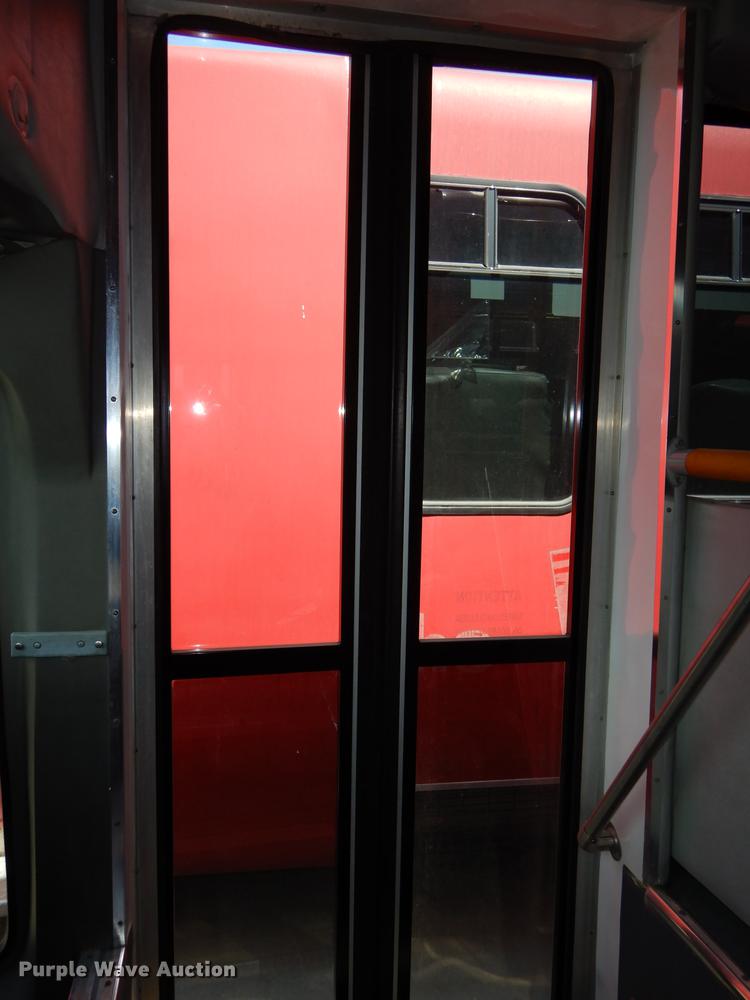 image for item DB6200 2005 Ford E450 shuttle bus