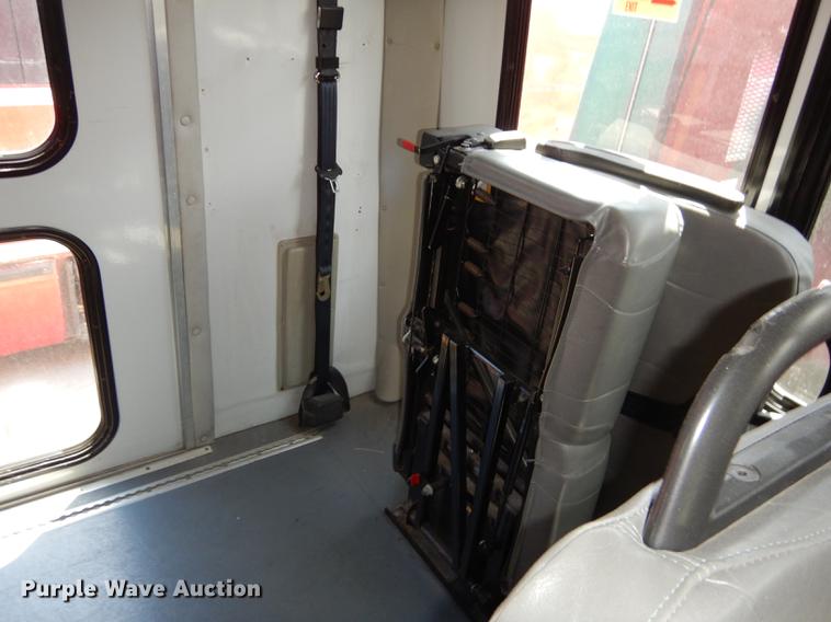 image for item DB6200 2005 Ford E450 shuttle bus