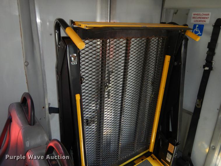 image for item DB6200 2005 Ford E450 shuttle bus