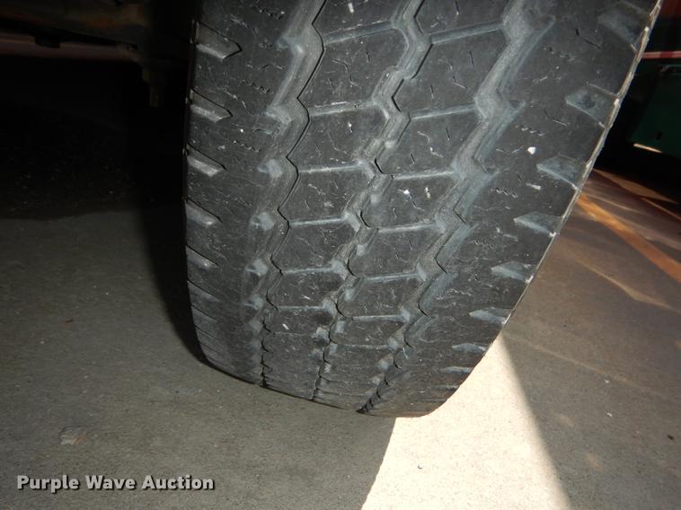 image for item DB6200 2005 Ford E450 shuttle bus