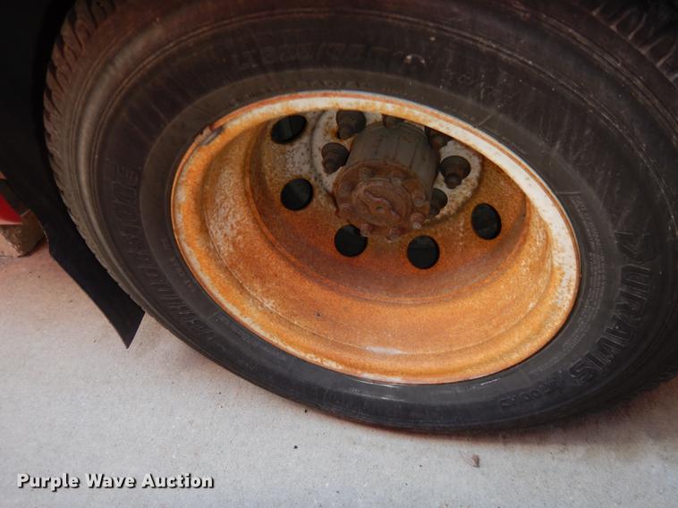 image for item DB6200 2005 Ford E450 shuttle bus