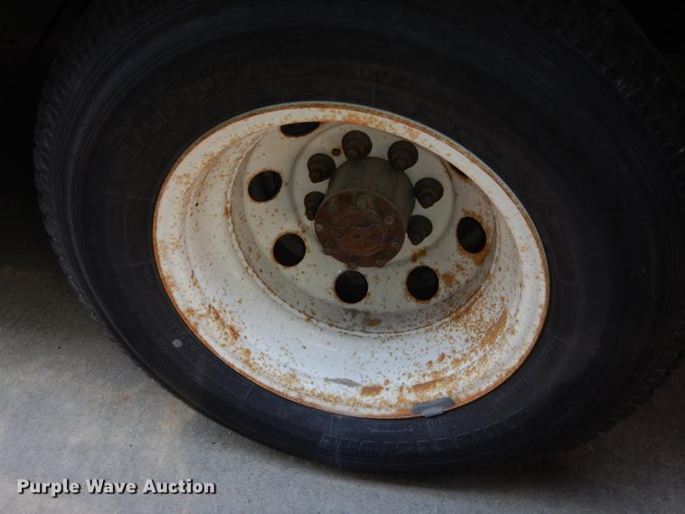 image for item DB6200 2005 Ford E450 shuttle bus