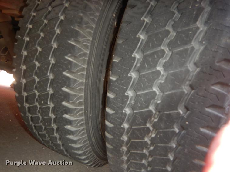 image for item DB6200 2005 Ford E450 shuttle bus