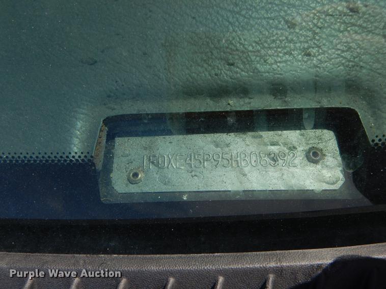 image for item DB6200 2005 Ford E450 shuttle bus