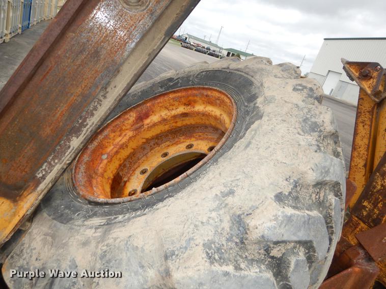 image for item DC0464 1993 John Deere 710D backhoe