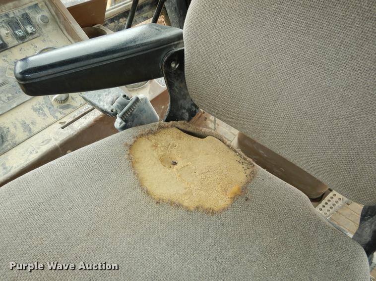 image for item DC0464 1993 John Deere 710D backhoe