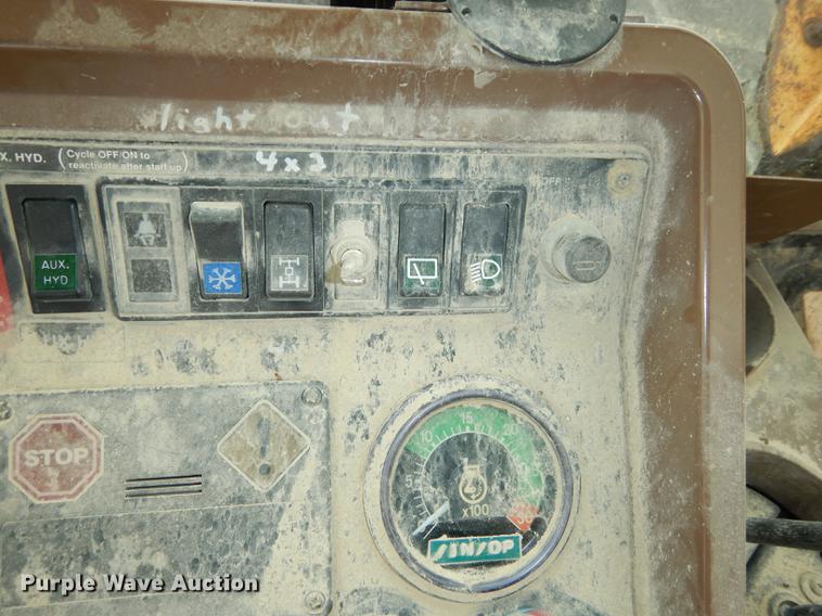 image for item DC0464 1993 John Deere 710D backhoe