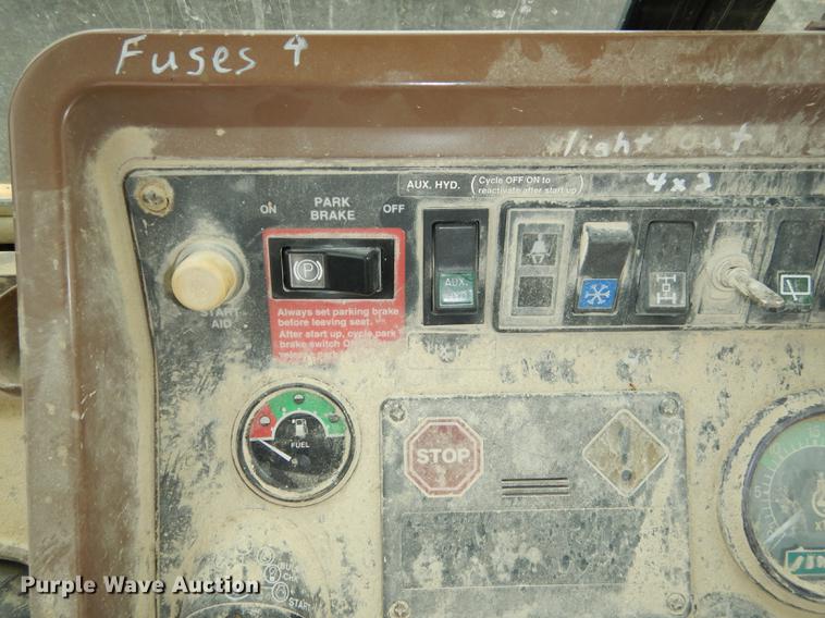 image for item DC0464 1993 John Deere 710D backhoe