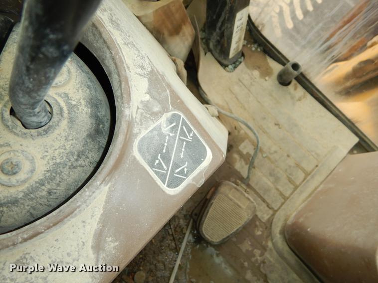 image for item DC0464 1993 John Deere 710D backhoe