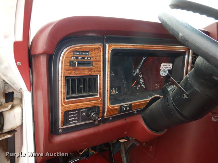 image for item DC0473 1989 Ford Econoline E350 XL ambulance