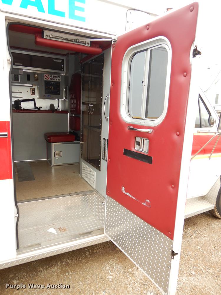 image for item DC0473 1989 Ford Econoline E350 XL ambulance