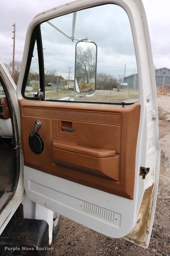 image for item DC7580 1989 Chevrolet C60 bucket truck