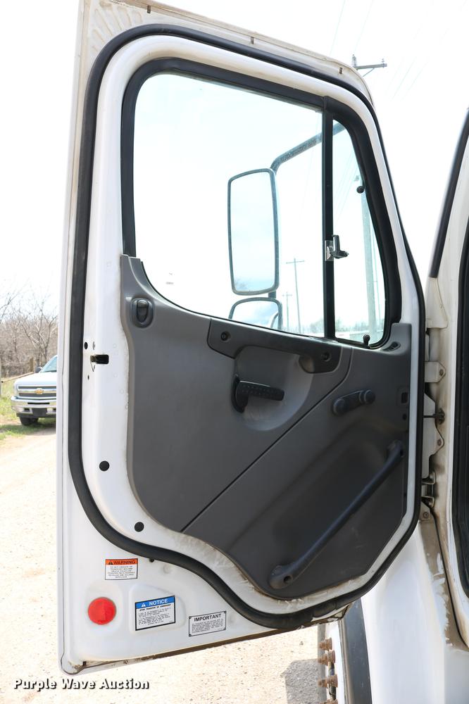 image for item DC7582 2006 Freightliner Business Class M2 digger derrick truck
