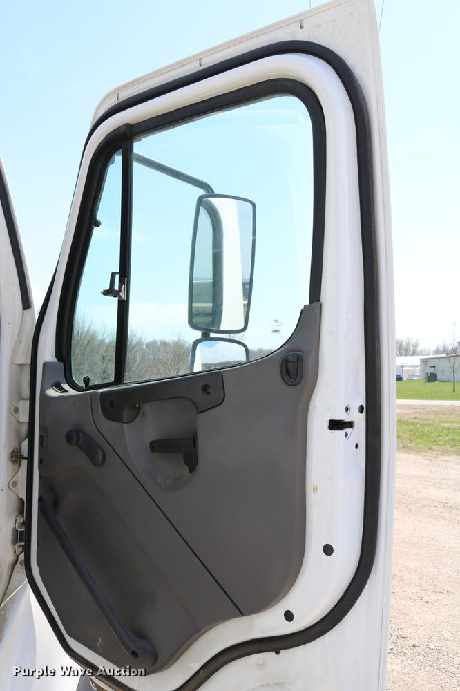 image for item DC7582 2006 Freightliner Business Class M2 digger derrick truck