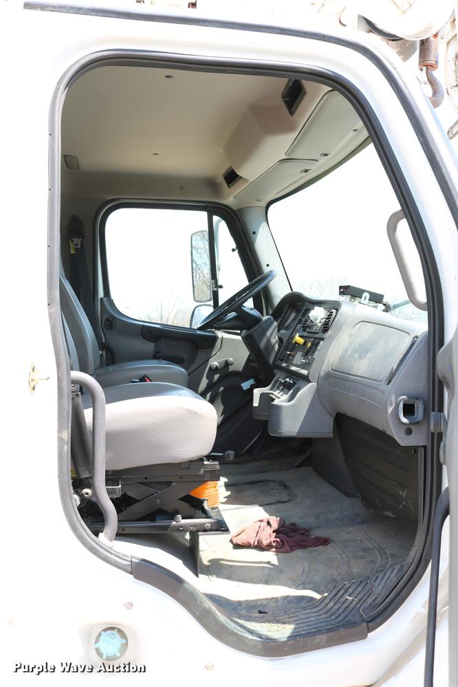 image for item DC7582 2006 Freightliner Business Class M2 digger derrick truck