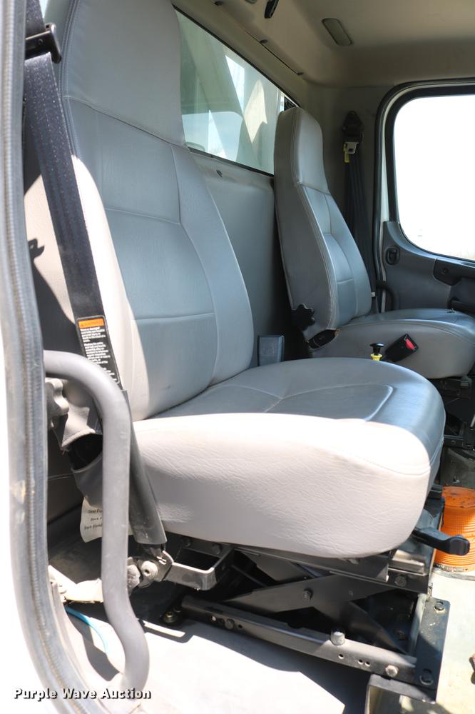 image for item DC7582 2006 Freightliner Business Class M2 digger derrick truck