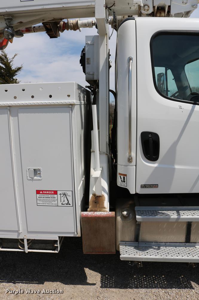 image for item DC7582 2006 Freightliner Business Class M2 digger derrick truck