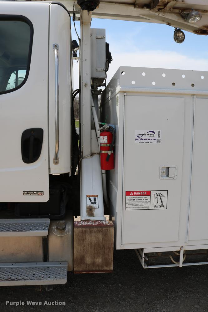 image for item DC7582 2006 Freightliner Business Class M2 digger derrick truck