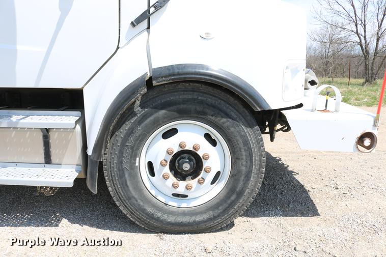 image for item DC7582 2006 Freightliner Business Class M2 digger derrick truck