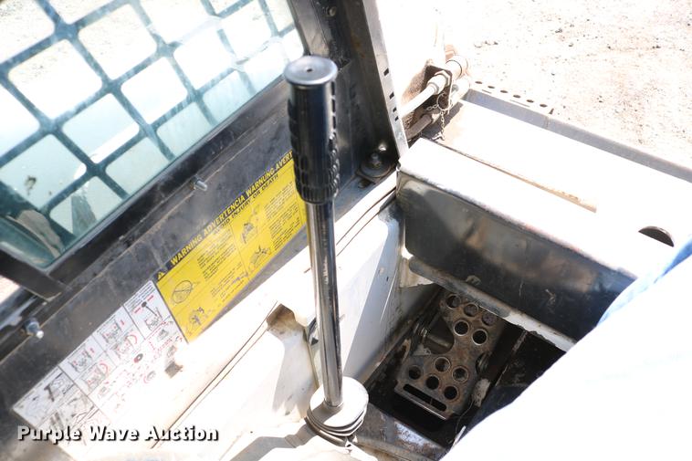 image for item DC7605 1988 Bobcat 642B skid steer