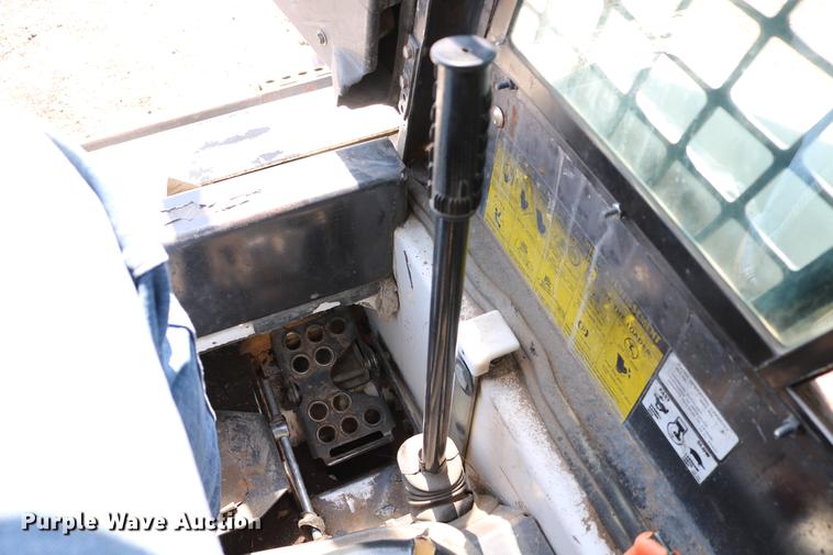 image for item DC7605 1988 Bobcat 642B skid steer