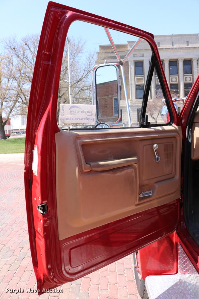 image for item DC7606 1985 Ford F700 fire truck