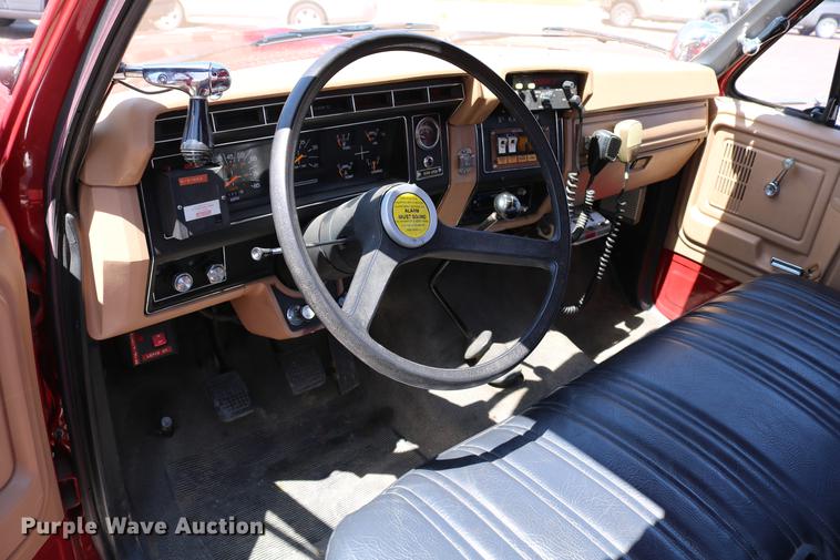 image for item DC7606 1985 Ford F700 fire truck