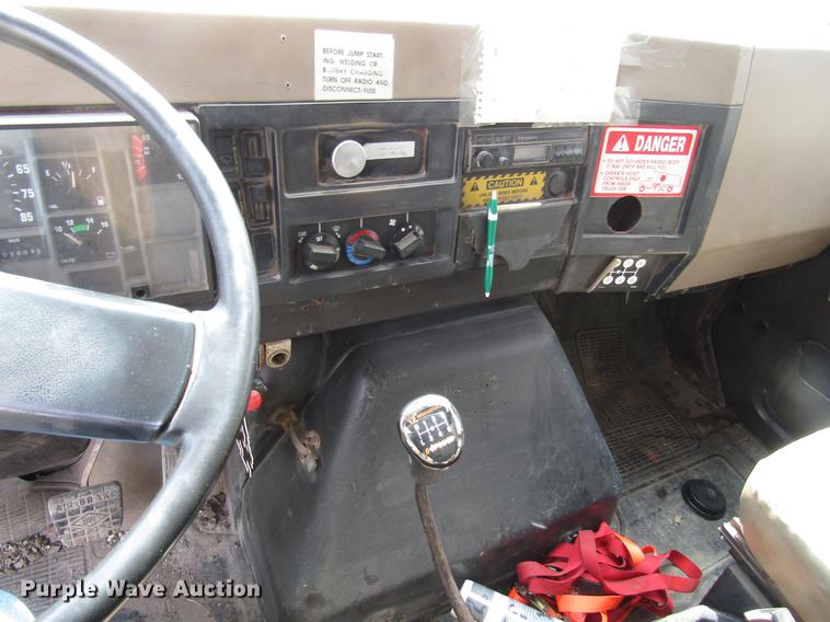 image for item DD7463 1992 International 4900 dump truck