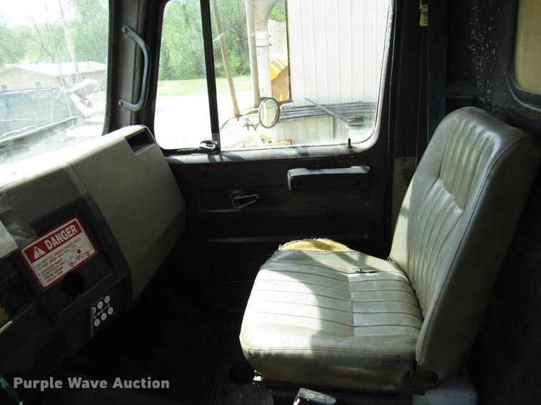 image for item DD7463 1992 International 4900 dump truck