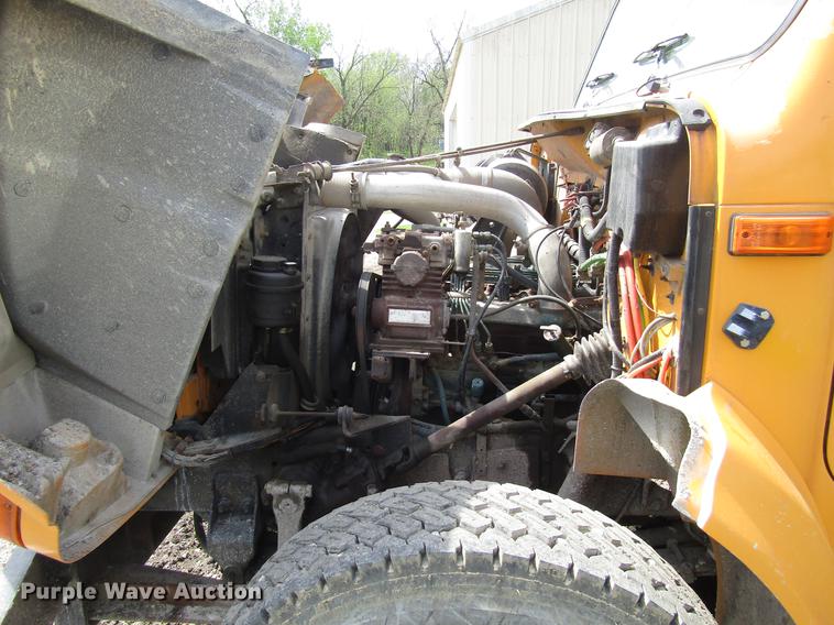 image for item DD7463 1992 International 4900 dump truck