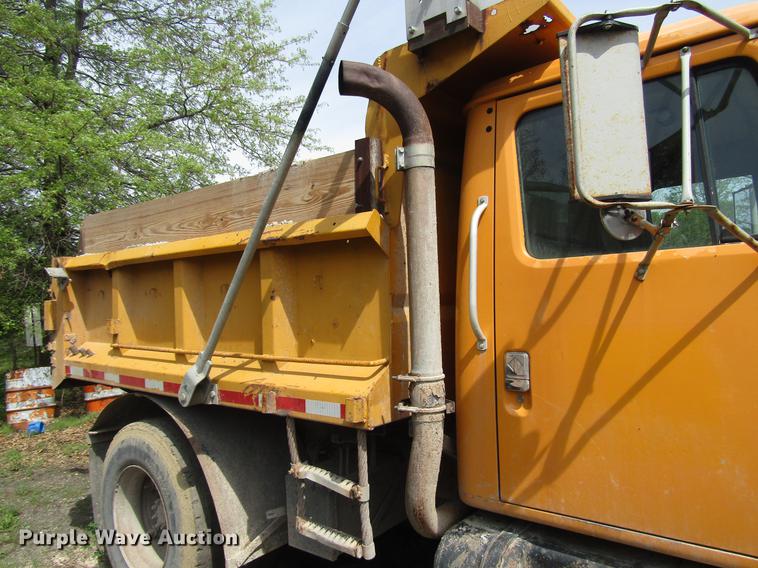 image for item DD7463 1992 International 4900 dump truck