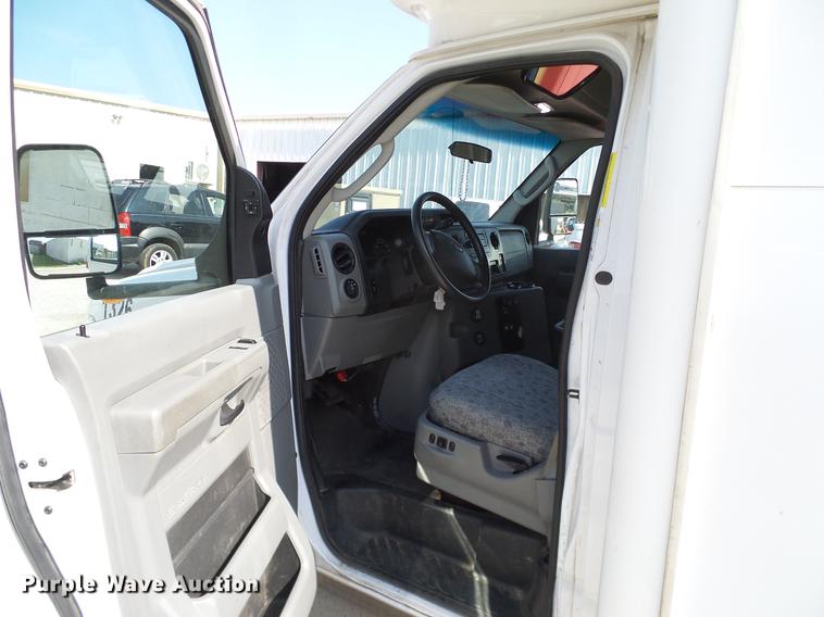 image for item DD8186 2013 Ford Econoline E450 shuttle bus