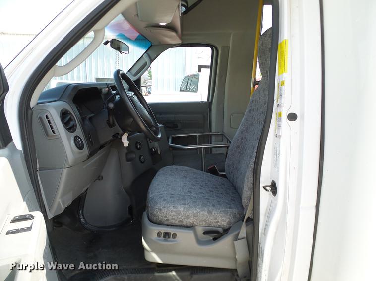 image for item DD8186 2013 Ford Econoline E450 shuttle bus