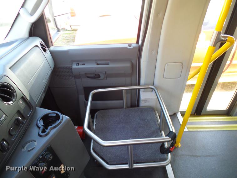 image for item DD8186 2013 Ford Econoline E450 shuttle bus
