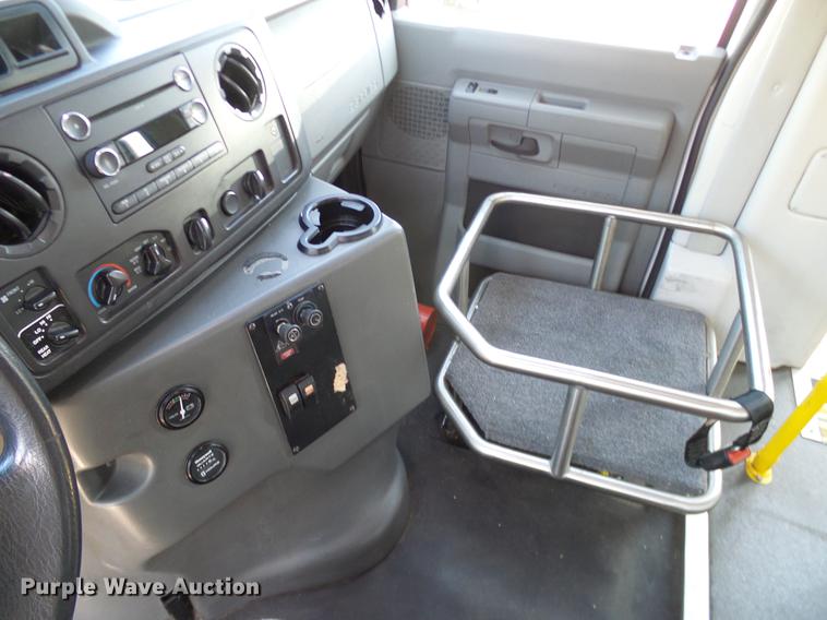 image for item DD8186 2013 Ford Econoline E450 shuttle bus