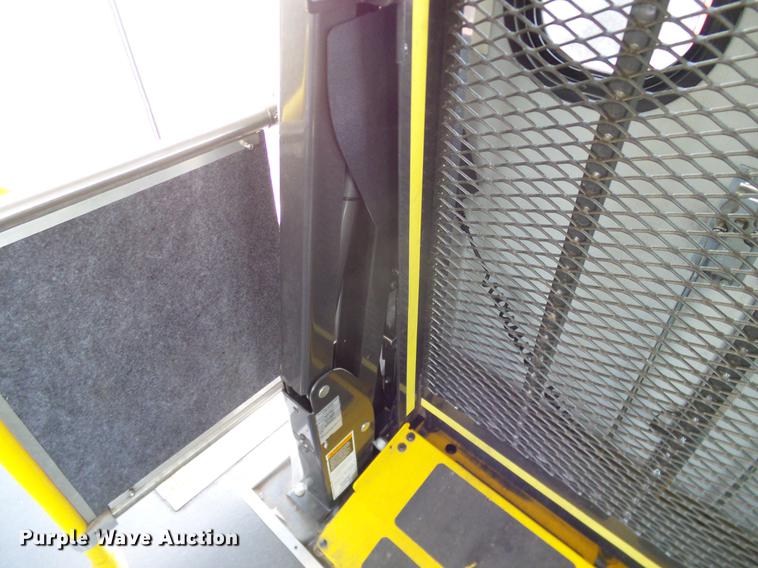 image for item DD8186 2013 Ford Econoline E450 shuttle bus