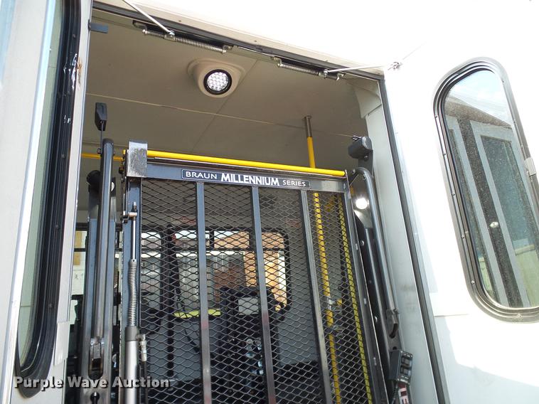 image for item DD8186 2013 Ford Econoline E450 shuttle bus