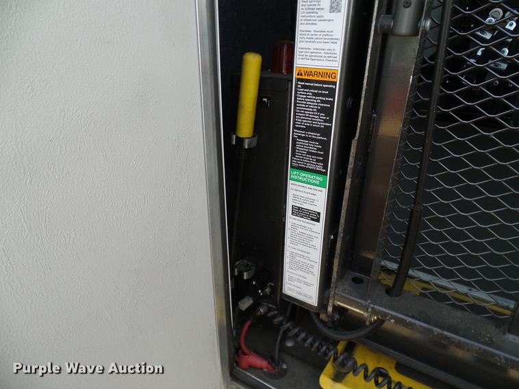 image for item DD8186 2013 Ford Econoline E450 shuttle bus