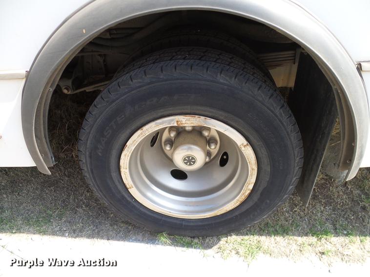 image for item DD8186 2013 Ford Econoline E450 shuttle bus