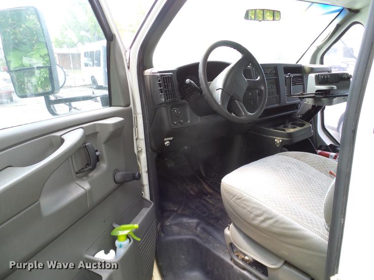 image for item DD8188 2004 Chevrolet Express G3500 school bus