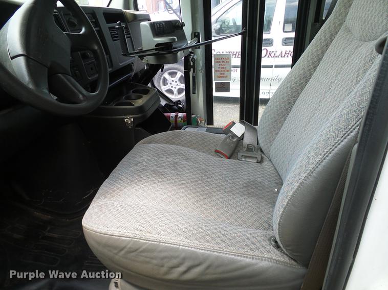 image for item DD8188 2004 Chevrolet Express G3500 school bus